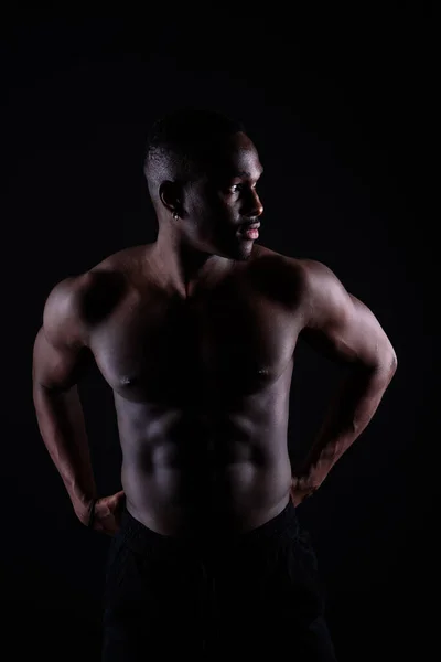 Músculo Corpo Pele Retrato Homem Negro Sobre Fundo Escuro Com — Fotografia de Stock