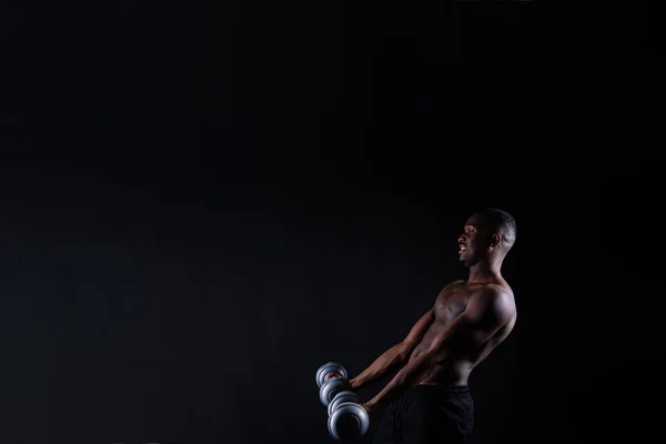 Kas Vücut Ten Esmer Arka Planda Siyah Bir Adamın Portresi — Stok fotoğraf
