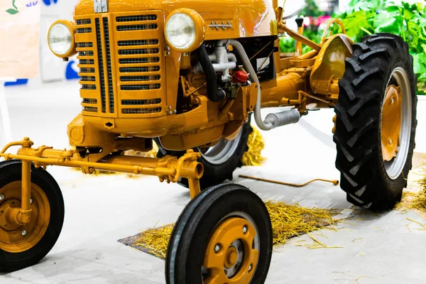 Lille Gul Traktor Udstilling Closeup Detaljer Hjul - Stock-foto