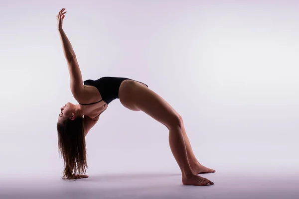 Wanita Cantik Melakukan Pose Kelas Yoga Rekaman Studio — Stok Foto