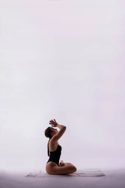 Beautiful Woman Doing Poses Yoga Class Studio Shot — Stock Photo, Image