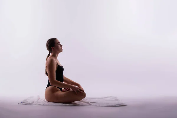 一个漂亮的女人在瑜伽课上摆姿势 工作室拍摄 — 图库照片