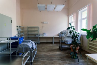 Hijyenik önleme antivirüs konsepti. Taze Beyaz Otel Havluları Katlandı ve Rafta Yığıldı