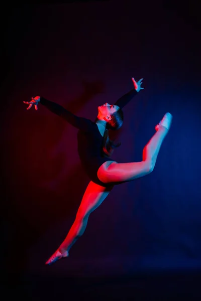 柔韧的女孩 节奏体操艺术家跳跃 恩典动议行动 — 图库照片