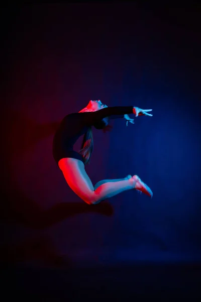 ハイジャンプ フライト 柔軟な女の子 リズミカルな体操のアーティストジャンプします 壮大な動き — ストック写真