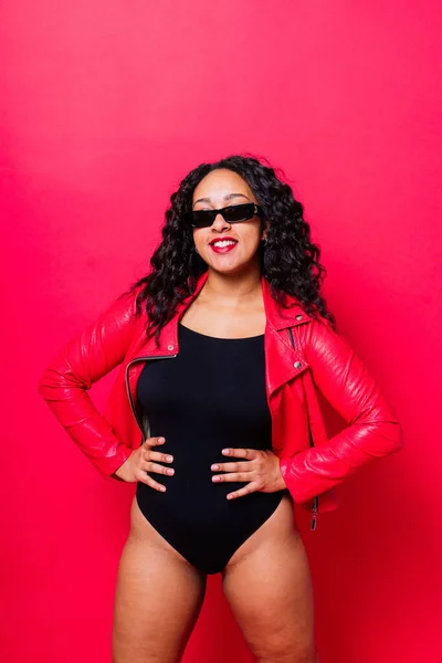 Donna Afroamericana Curvy Body Nero Giacca Sfondo Rosso Bianco Uno — Foto Stock
