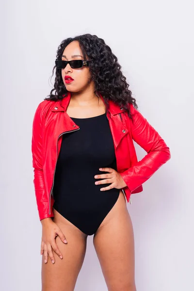 Afro Americano Curvilínea Feminino Preto Bodysuit Jaqueta Vermelho Branco Fundo — Fotografia de Stock