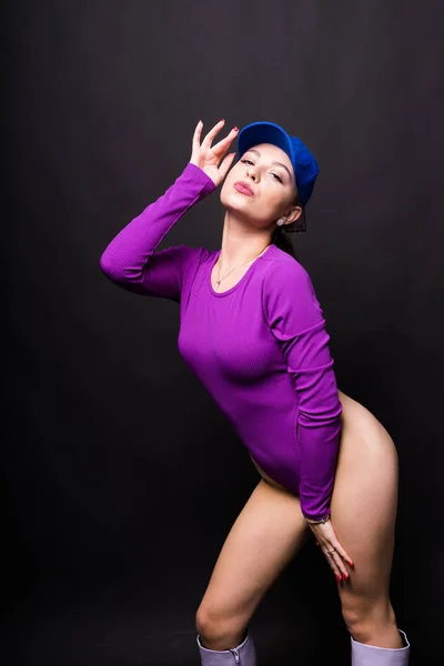 Chica Morena Atractiva Delgada Una Ropa Interior Cuerpo Violeta Estudio — Foto de Stock