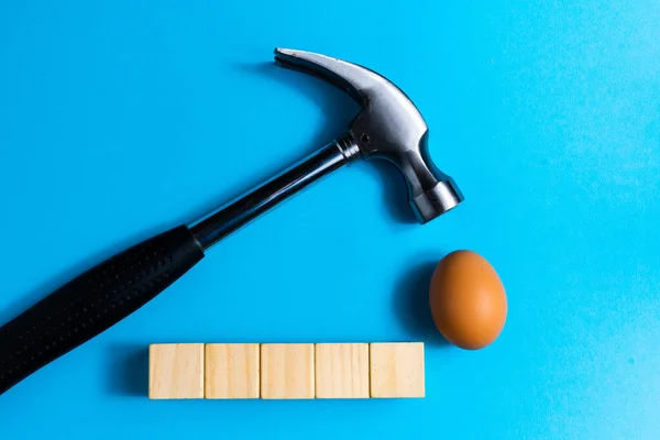Hammer Hitting Egg Blue Background Minimal Idea Creative Concept — Foto de Stock