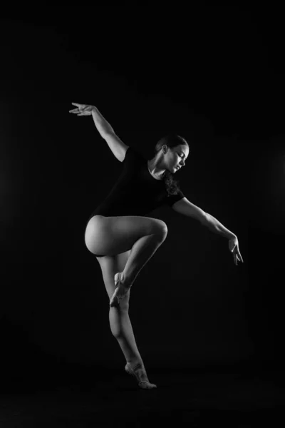 Портрет Пухкої Жінки Виконує Фізичні Вправи Стрибок Білий Чорний Фон — стокове фото