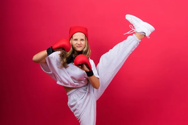Kırmızı Arka Planda Spor Şapkalı Parlak Duygusal Kızın Tam Boy — Stok fotoğraf