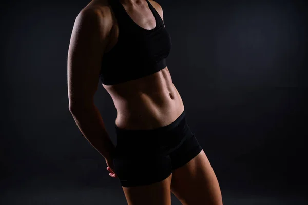 Donna Fitness Che Mostra Addominali Pancia Piatta Isolato Atletica Femmina — Foto Stock