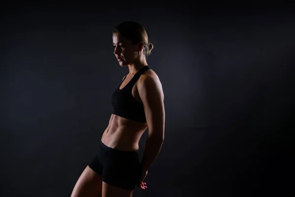 Mulher Fitness Mostrando Abdominais Barriga Plana Isolada Atlético Fêmea Forma — Fotografia de Stock