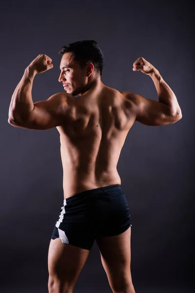 腹筋と胸を持つ若い男の筋肉や胴 男性フックとともに運動体 — ストック写真