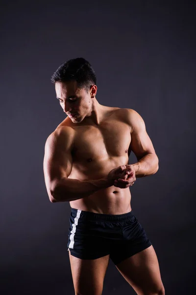 一个有腹肌 二头肌和胸部的年轻人的肌肉和躯干 有运动身体的男人 — 图库照片