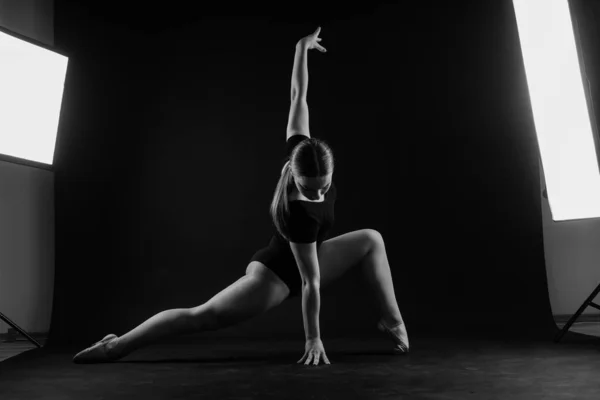 ファッションガールバレエダンサー 白と黒の背景で撮影されたスポーツ体操スタジオ — ストック写真