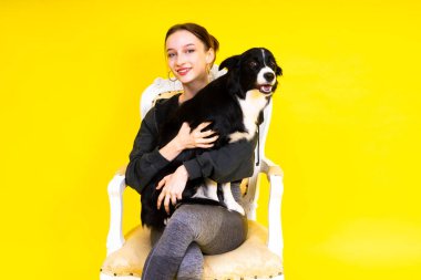 Kadın hem kendisi hem de köpeği için yürüyor hem de egzersiz yapıyor..