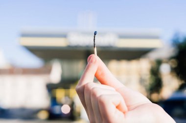 Dökülen petrolü ateşe verin, dikkatle yanıcı maddeler kullanın. Yakıt istasyonunun önündeki yangına uyuyor.