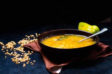 İştah açıcı bezelye çorbası ve bir dilim ekmekle servis edilen soğan.