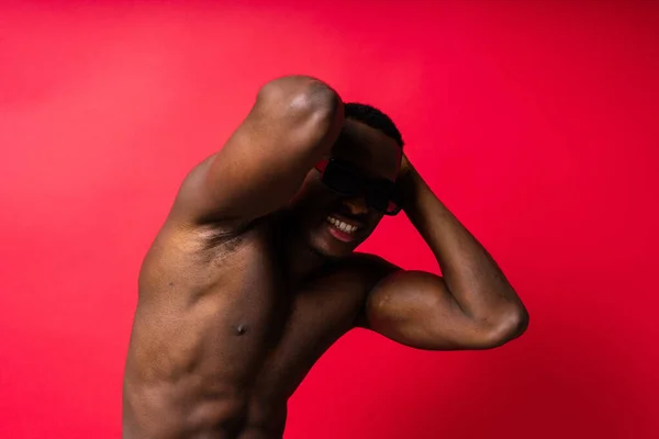 Retrato Atlético Afro Americano Homem Topless Sorrindo Amarelo Vermelho Preto — Fotografia de Stock