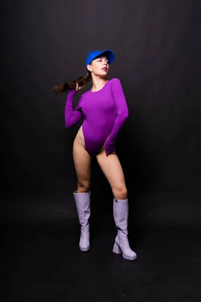 Соблазнительная Молодая Женщина Фиолетовом Телесном Костюме Темном Красном Фоне — стоковое фото