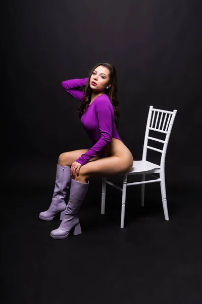 Verleidelijke Jonge Vrouw Violette Bodysuit Een Donkere Rode Achtergrond — Stockfoto