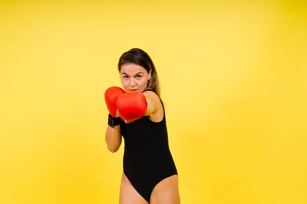 Ellerinde Bandaj Eldivenlerle Kadın Dövüş Sanatları Dövüşçüsü Portresi — Stok fotoğraf