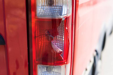 Eski kırık araba farları. Araba vucudunda bozulma, pas, göçükler.