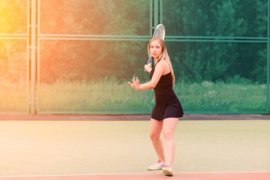 Tenis turnuvası. Kil tenis kortunda bayan oyuncu