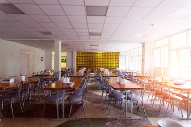 Sandalyeler ve masalar. Yemek salonu karantinaya alındı..