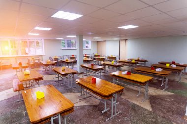 Sandalyeler ve masalar. Yemek salonu karantinaya alındı..