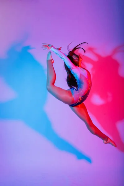 Salto Alto Vuelo Chica Flexible Artista Gimnasia Rítmica Saltando Acción —  Fotos de Stock