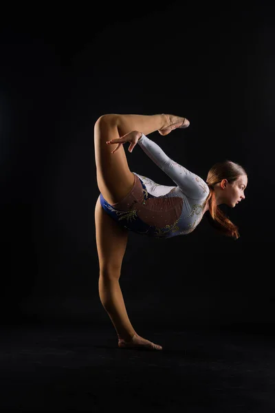 Lompat Tinggi Penerbangan Gadis Fleksibel Berirama Senam Melompat Aksi Gerak — Stok Foto