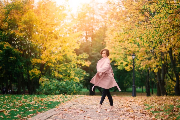 Kobieta Balerina Tańczy Szpiczastych Butach Złotym Jesiennym Parku Stojąc Pozycji — Zdjęcie stockowe