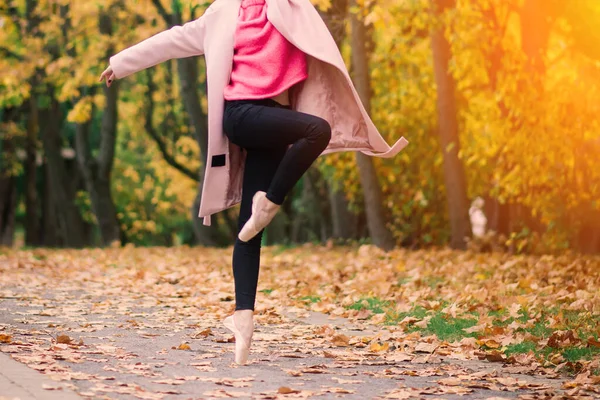 Жінка Балерина Танцює Взутті Золотому Осінньому Парку Стоячи Позі Балету — стокове фото