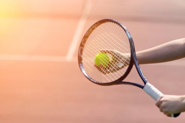 Tenis topları ve roket sahada güneşli bir günde, spor, hobi