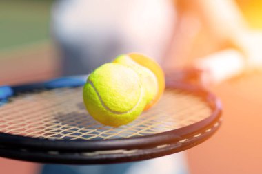 Tenis topları ve roket sahada güneşli bir günde, spor, hobi