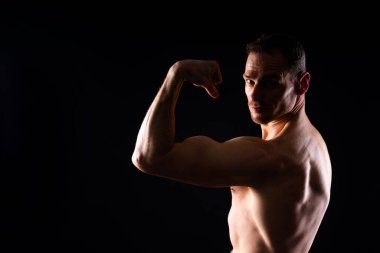 Erkek sporcu siyah, kırmızı, beyaz bir arka planda izole edilmiş. Fitness motivasyonu.