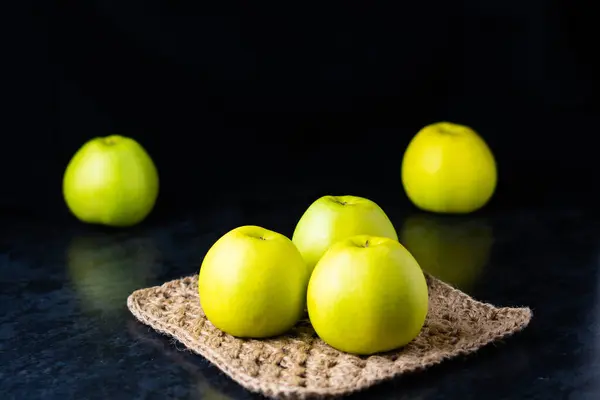 Una Manzana Verde Madura Una Mesa Piedra Oscura Vista Superior —  Fotos de Stock