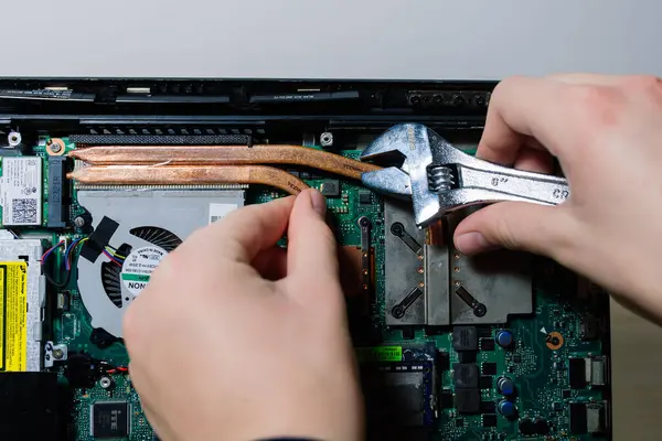 Praag Tsjechië Mei 2022 Handtechnicus Repareert Kapotte Laptop Notebook Computer — Stockfoto