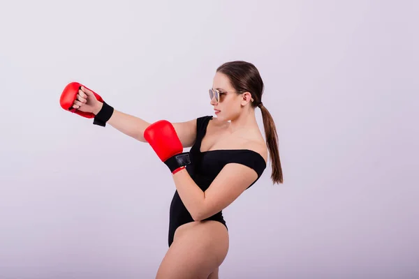 Förförisk Kvinnlig Boxare Med Atletisk Vacker Figur Svart Baddräkt Handskar — Stockfoto