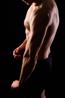 Bir stüdyoda insan portresi, vücut geliştirici ve pazı esnekliği, arka plan ve kas gücü için egzersiz..