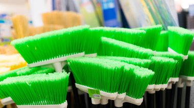 Temizlik için plastik fırçalar. Dükkanda bir sürü renkli süpürge var. Yakın plan.