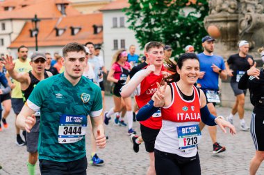 Prag, Çek Cumhuriyeti - 7 Mayıs 2023 - Grup sporcuları gün ışığında maraton koşuyor