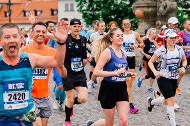 Prag, Çek Cumhuriyeti - 7 Mayıs 2023 - Grup sporcuları gün ışığında maraton koşuyor