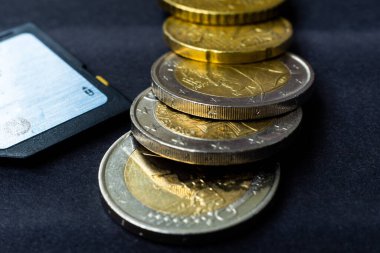 Para konsepti. Bozuk paralı flaş kart, yakın plan, koyu arkaplan