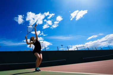 Sahada tenis oynayan mutlu seksi kız. Spor ve eğlence, eğlence..