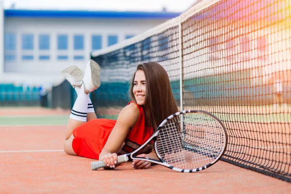 Krásná Žena Tenista Tenisovém Kurtu Červených Šatech — Stock fotografie