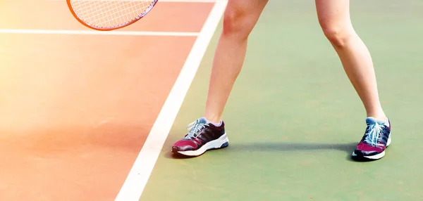 테니스 코트가 테니스 코트에서 라켓을 소녀의 — 스톡 사진
