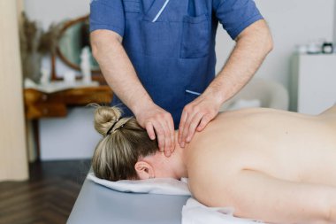 Şişman kadın için selülit önleyici ayak masajı. Kişisel bakım, kilo kaybı, diyet. Yakın plan..